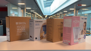 Zu sehen sind die Wasserfilter von Brita, Acala, Lidl und BWT. Tischwasserfilter versprechen problematische Stoffe im Leitungswasser zu reduzieren. 