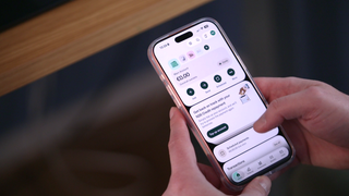 Zu sehen sind die Hände einer Person, die ein Handy hält. Auf dem Handy ist die App N26 geöffnet. Darauf ist ein Geldbetrag von 0,00 Euro zu sehen. Trotz 2-Faktor-Authentifizierung finden Kriminelle Lücken, um Mobile Banking zum Diebstahl zu nutzen. Was hilft im Ernstfall? Welche Regelungen zum Schutz der Verbraucher gibt es?  