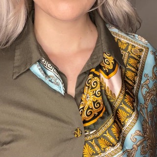 Bluse mit einem Tuch veredelt