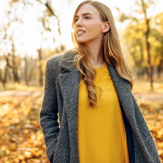 junge Frau mit Jacke im Herbst