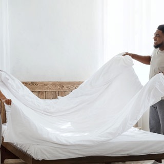 Paar bezieht das Bett