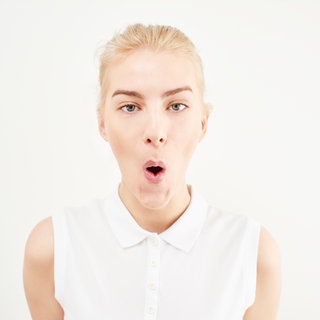 Frau macht Gesichtsyoga