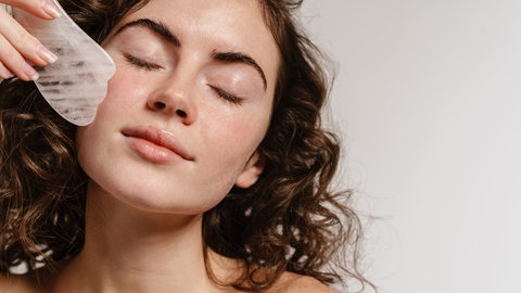 Gua Sha Massage mit Rosenquarz-Steinen