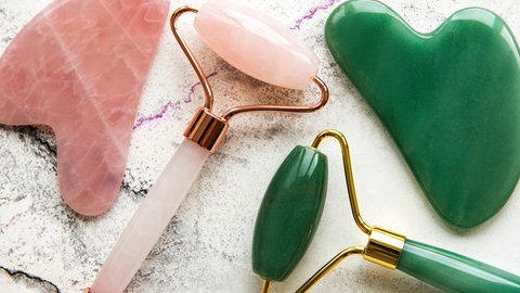 Gua Sha Massage mit Rosenquarz-Steinen
