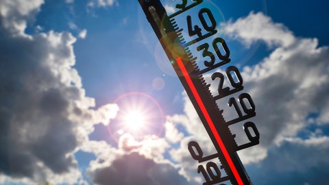Ein Termometer zeigt hohe Termperatur von über 30 Grad an