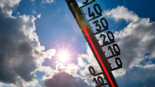 Ein Termometer zeigt hohe Termperatur von über 30 Grad an