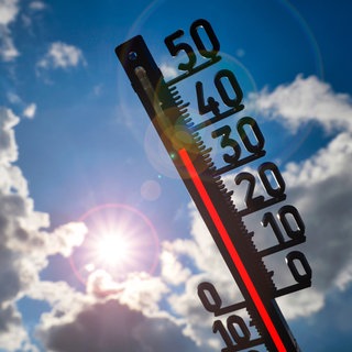 Ein Termometer zeigt hohe Termperatur von über 30 Grad an