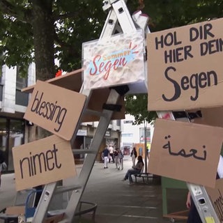 Eine selbstgebaute "Segensdusche" in der Stuttgarter Fußgängerzone