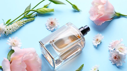 Parfümflasche mit verschiedenen Pflanzen