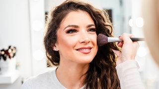 Frau wird geschminkt