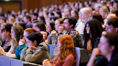 Studierende Hochschule. Das britische Forschungsteam fordert: Schulen und Hochschulen sollen Leistungsdruck reduzieren und Lernumgebungen schaffen, in denen Fehler erlaubt sind und junge Menschen ermutigendes Feedback erhalten.hen darin Handlungsbedarf und mahnen Gegenmaßnahmen an.