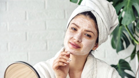 Frau mit Gesichtsmaske