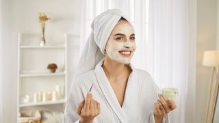 Frau mit Gesichtsmaske