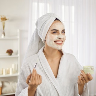 Frau mit Gesichtsmaske