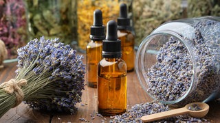 Ölfläschchen und Lavendel