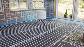 Eine Fußbodenheizung wird in einen Wohnraum eingebaut: Eine Fußbodenheizung kann man nicht einfach herunterdrehen, wenn es zu warm wird. Wenn man zweimal eine Viertelstunde lüftet, wird die gesamte Luft ausgetauscht; das ist wichtig.