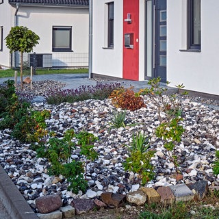 Schottergarten in einer Neubausiedlung