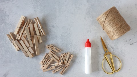 Material für den Adventsschmuck aus Wäscheklammern