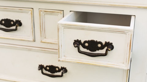 alte Kommode mit Schubladen