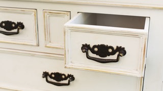 alte Kommode mit Schubladen