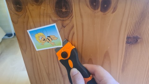 Alte Aufkleber entfernen.