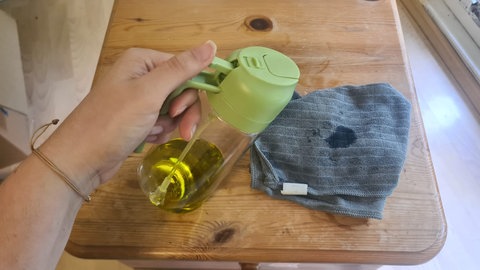 Klebereste mit etwas Speiseöl oder Essig und einem weichen Tuch entfernen