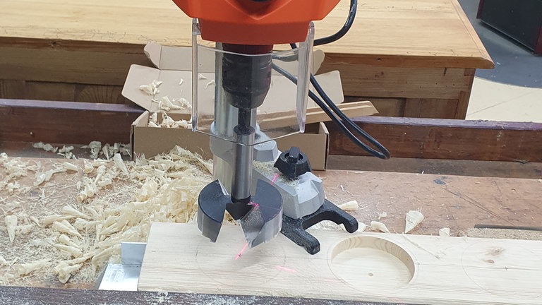 Vertiefungen mit Bohrmaschine bohren (Standbohrmaschine Bohren ca. 10-15mm tief)