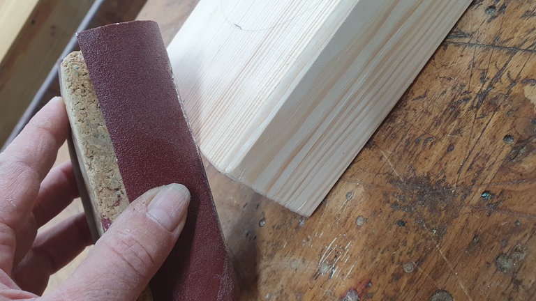 Kanten mit Schleifpapier und Schleifklotz brechen
