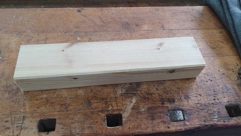 Gewähltes Holz in benötigter Länge zuschneiden