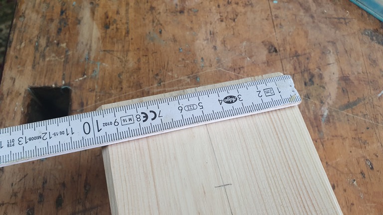 Maße für Vertiefungen auf Brett übertragen.