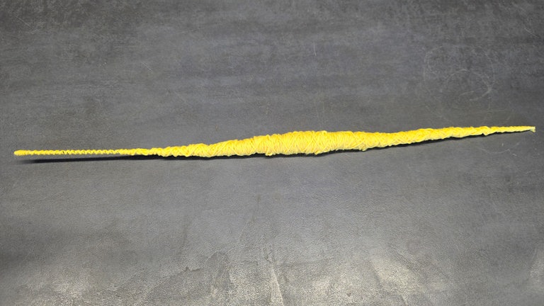 Dann in langsamster Stufe die Wolle auf den Steckdraht Spindelförmig wickeln. 