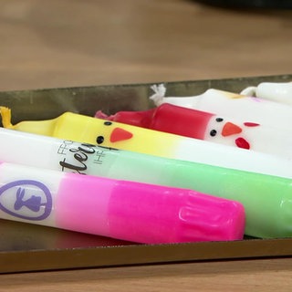 Bunte selbst gestaltete Kerzen