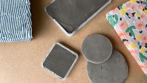Glasuntersetzer aus Gießbeton mit Serviettentechnik