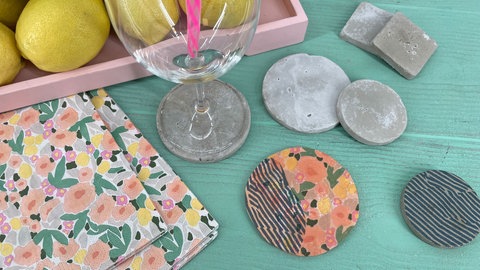 Glasuntersetzer aus Gießbeton und Serviettentechnik