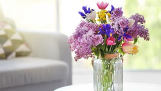 Blumenvase mit Frühlingsblumen