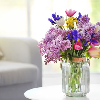 Blumenvase mit Frühlingsblumen