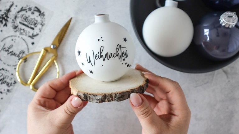 Der Kleber sollte gut trocknen, um eine feste und stabile Basis zu gewährleisten. 