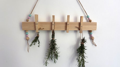 Frische (mediterrane) Kräuter bündeln und an den Klammern zum Trocknen aufhängen. 