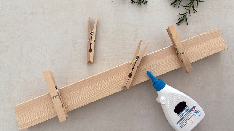 Holzklammern mit Holzleim aufkleben.