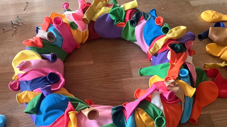 Die Nadeln können gut auch versteckt im Inneren des Luftballons angebracht werden!