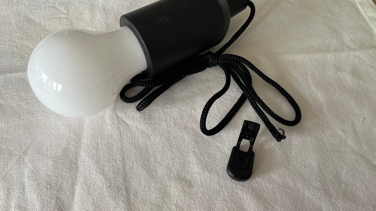Es wird eine "Pull Light" benötigt, eine batteriebetriebene LED-Lampe mit Kabel und Fassung. 