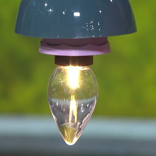 Outdoor-Lampe aus altem Geschirr