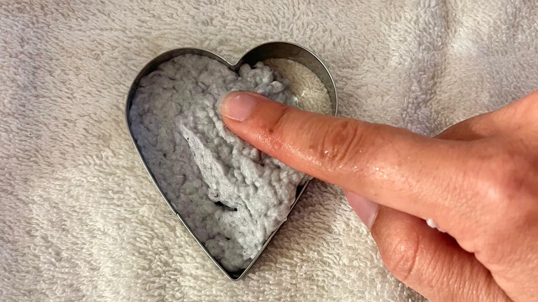 Papiermasse (sogenannte Pulpe) in Förmchen einfüllen, gut festdrücken und gewünschte Samen aufstreuen.