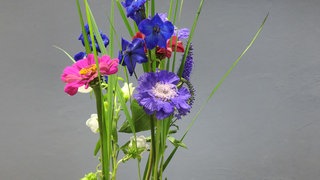 Tischdeko mit Baumscheibe und Blumen