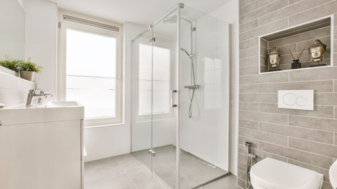 Duschkabine im Badezimmer