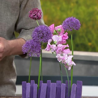 Tischgesteck aus Blumen und Steckschaum