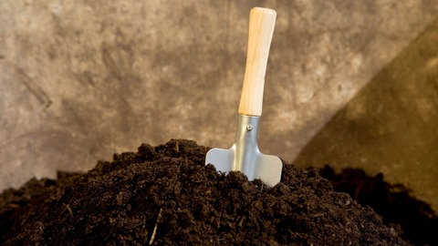 Pflanzerde und Schaufel
