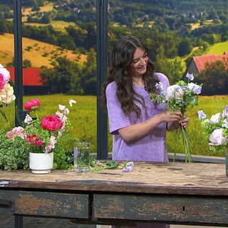 Floristin Katja Steinhagen und Pfingstrosen