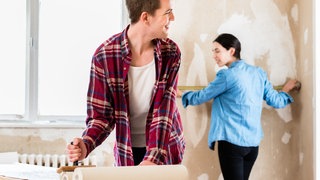 Paar beim Tapezieren