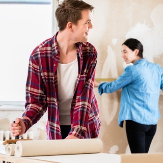 Paar beim Tapezieren